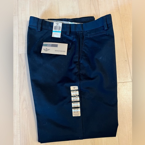 Dockers Flat Front Relaxed Fit 36x32 NWT - Picture 2 of 6